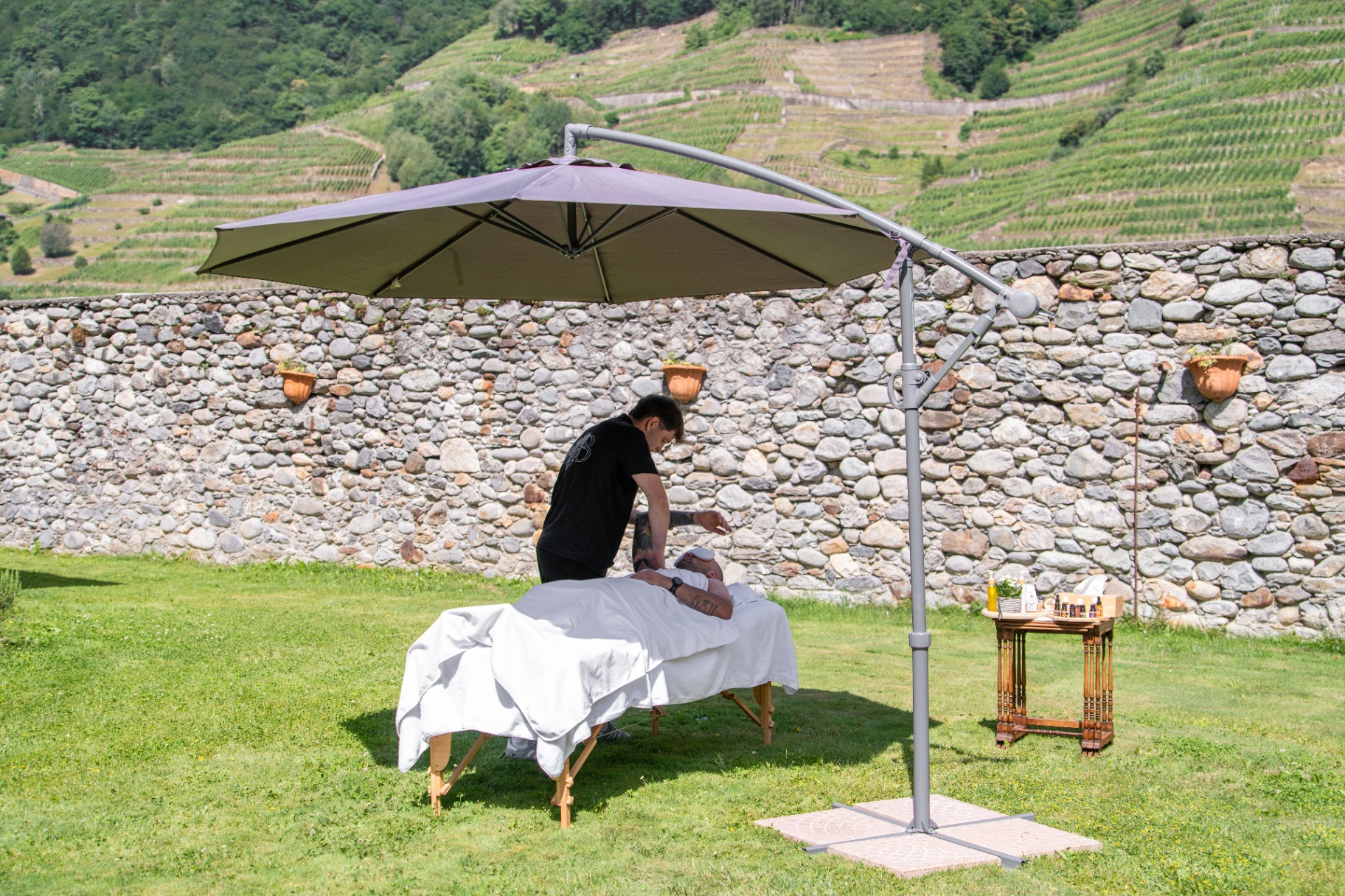 Sala benessere in tenuta con lettino da massaggio