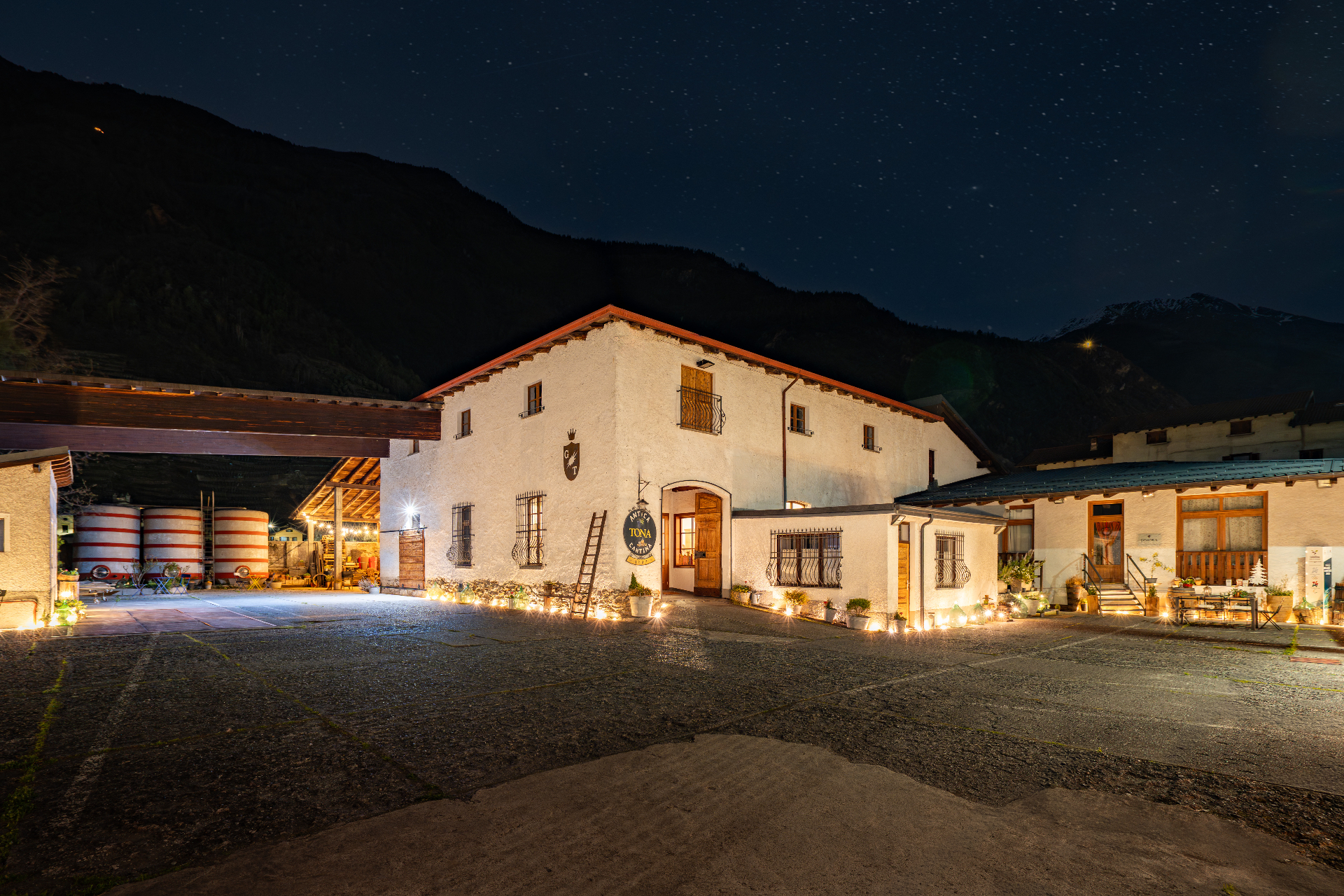 Tenuta Bonisolo — la cantina illuminata di notte sotto le stelle
