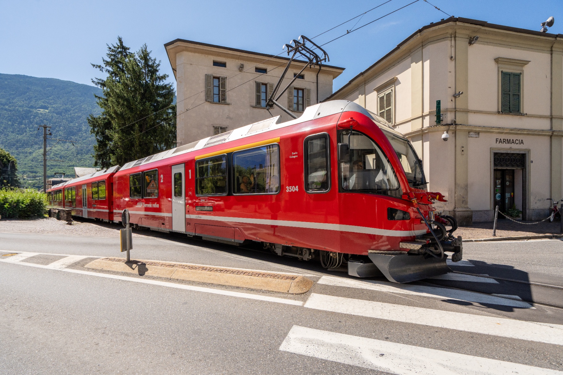 Trenino Rosso del Bernina tra montagne e viadotti