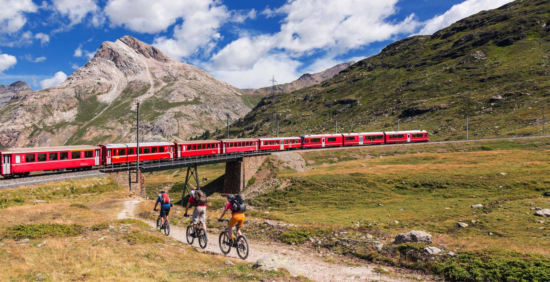 Trenino Rosso del Bernina tra montagne e viadotti
